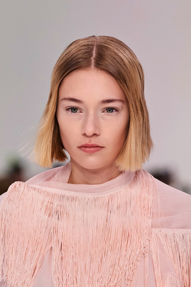 اطلالات جمالية في عرض أزياء مجموعة Acne Studios لموسم خريف وشتاء 2022 في باريس