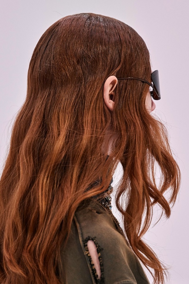 اطلالات جمالية في عرض أزياء مجموعة Acne Studios لموسم خريف وشتاء 2022 في باريس