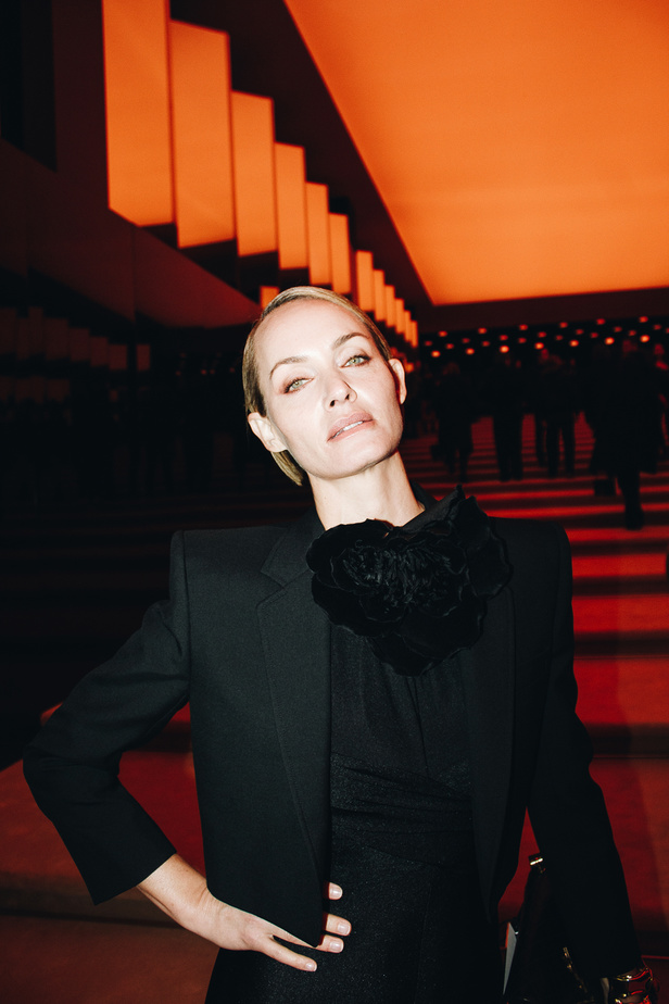 عرض أزياء Saint Laurent لشتاء 2022 بين كلاسيكية الألوان وجرأة الأقمشة  