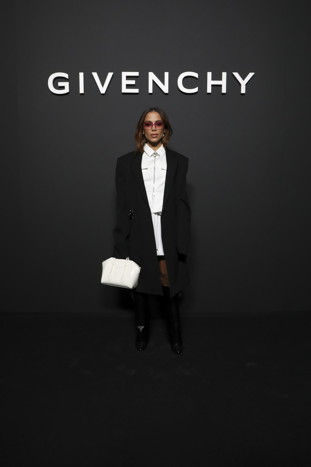 لمسات الكشكش واللؤلؤ تزيّن مجموعة أزياء Givenchy لخريف وشتاء 2022