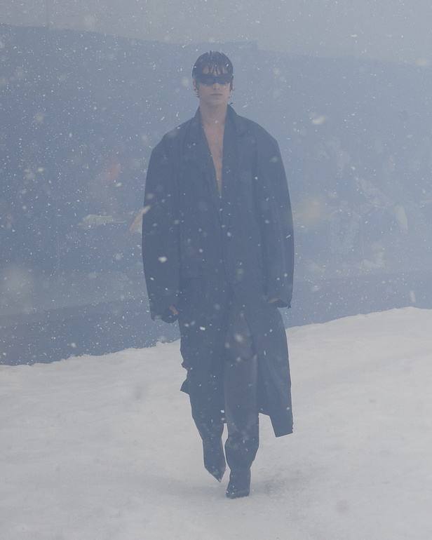 من عرض أزياء بالنسياغا لموسم خريف 2022