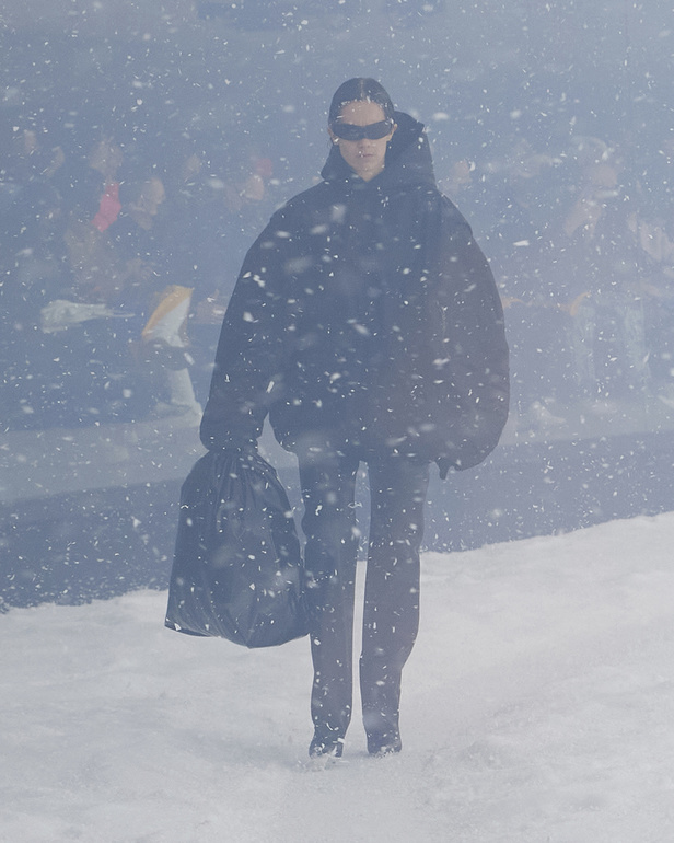 من عرض أزياء بالنسياغا لموسم خريف 2022