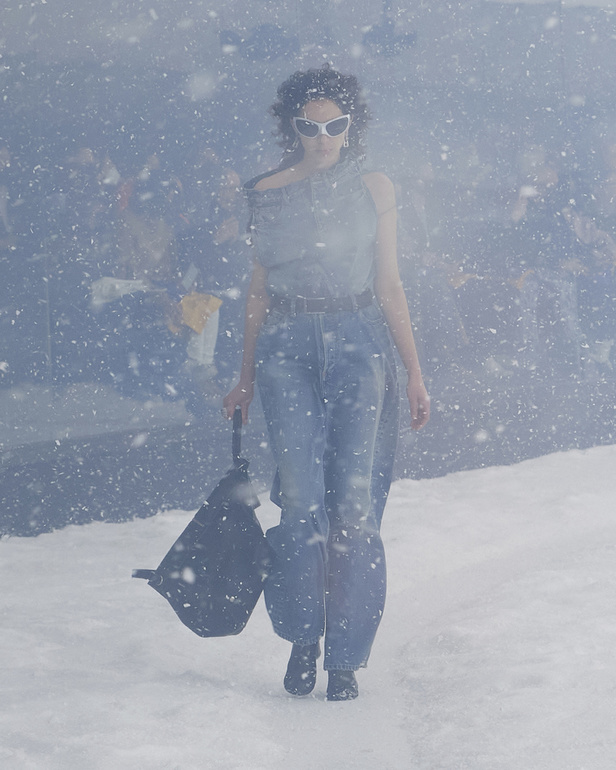 من عرض أزياء بالنسياغا لموسم خريف 2022