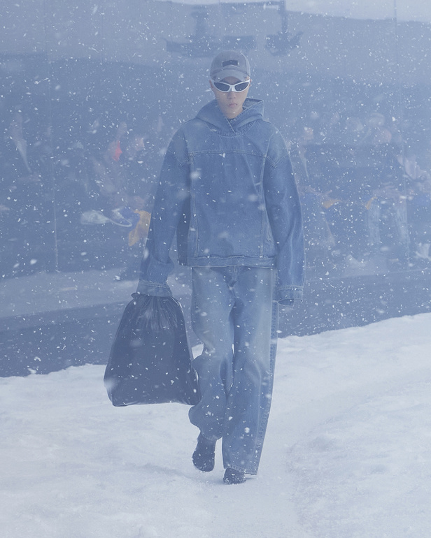 من عرض أزياء بالنسياغا لموسم خريف 2022