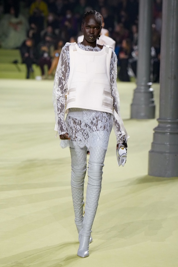 مجموعة Balmain لخريف 2022 تجسيد الحماية من خلال الموضة