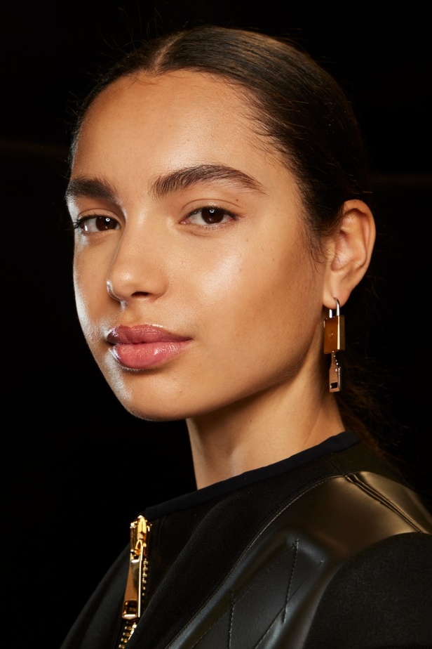 اطلالات جمالية من مجموعة Balmain لخريف 2022 