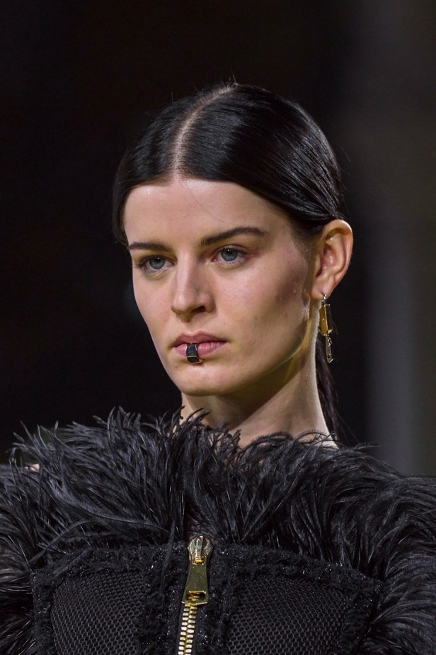 اطلالات جمالية من مجموعة Balmain لخريف 2022 