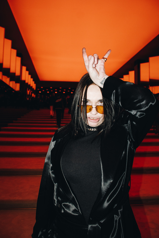 عرض أزياء Saint Laurent لشتاء 2022 بين كلاسيكية الألوان وجرأة الأقمشة  