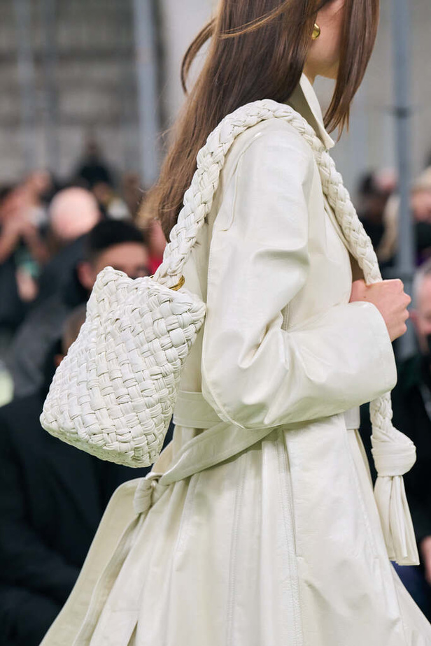 قوة المرأة العملية في مجموعة "بوتيغا فينيتا" لخريف وشتاء 2022