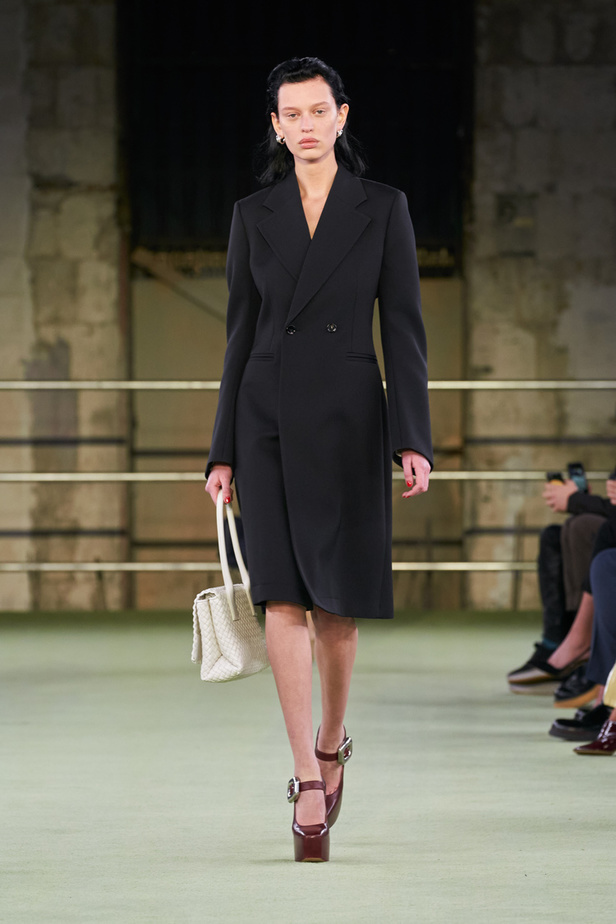 قوة المرأة العملية في مجموعة "بوتيغا فينيتا" لخريف وشتاء 2022