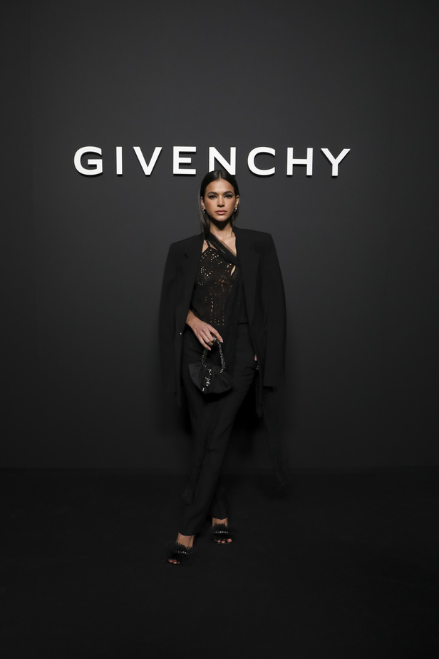 لمسات الكشكش واللؤلؤ تزيّن مجموعة أزياء Givenchy لخريف وشتاء 2022