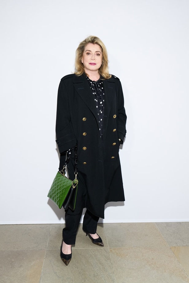 مجموعة Louis Vuitton لخريف وشتاء 2022-2023 صورة الموضة من خلال عيون مراهقة