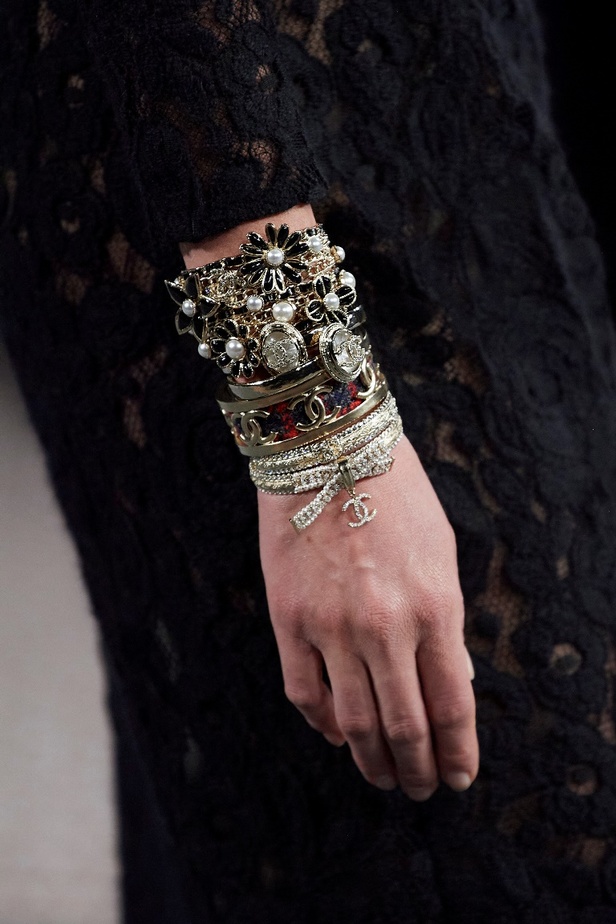 مجموعة CHANEL لخريف وشتاء 2022-2023 حضور بارز للتويد بتصاميم متجددة 