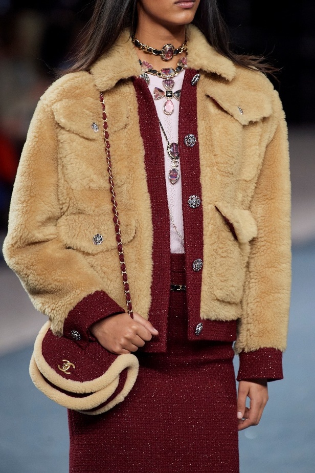 مجموعة CHANEL لخريف وشتاء 2022-2023 حضور بارز للتويد بتصاميم متجددة 