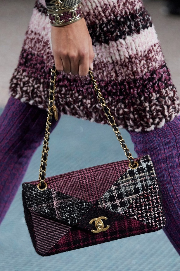 مجموعة CHANEL لخريف وشتاء 2022-2023 حضور بارز للتويد بتصاميم متجددة 