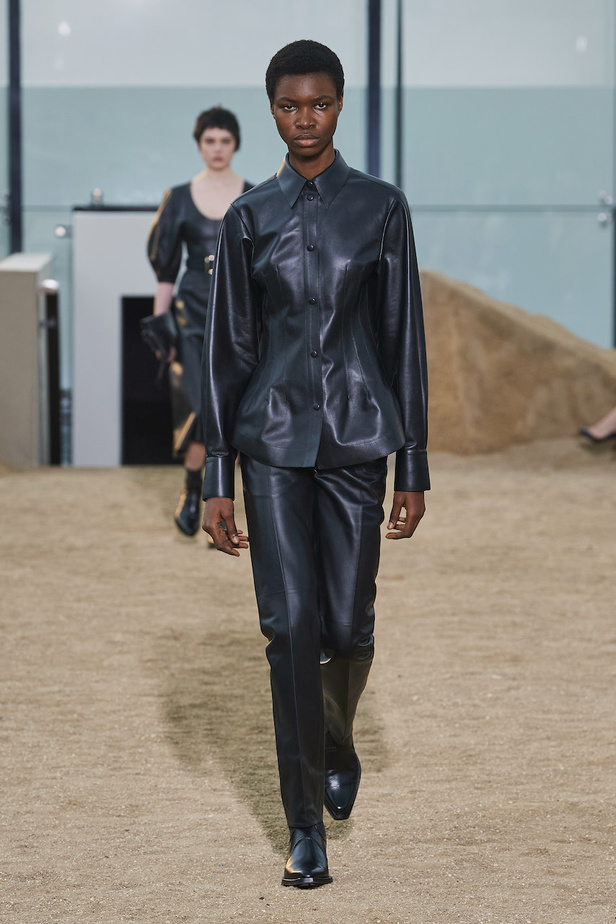 من عرض أزياء Chloe لموسم خريف وشتاء 2022-2023 