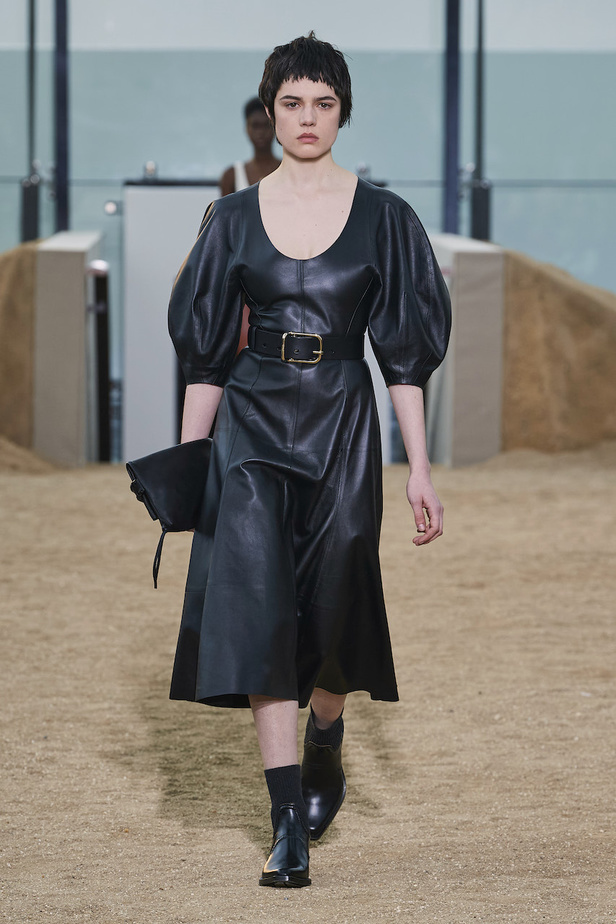 من عرض أزياء Chloe لموسم خريف وشتاء 2022-2023 