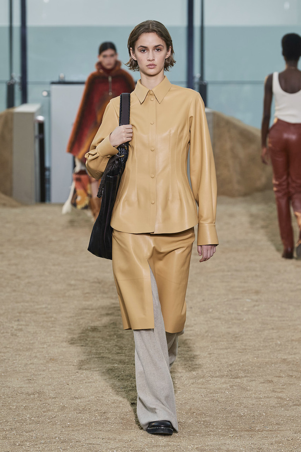 من عرض أزياء Chloe لموسم خريف وشتاء 2022-2023 