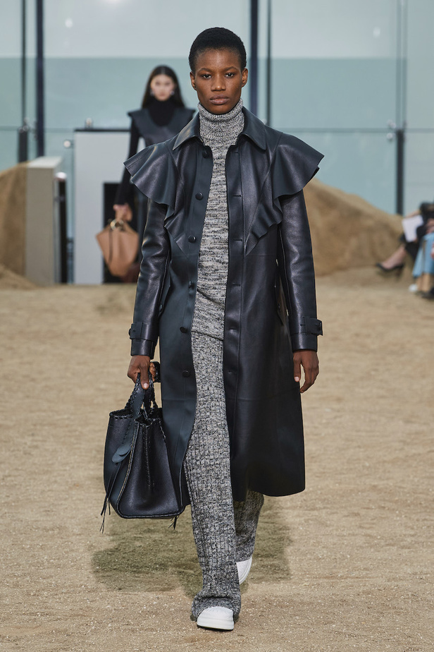 من عرض أزياء Chloe لموسم خريف وشتاء 2022-2023 