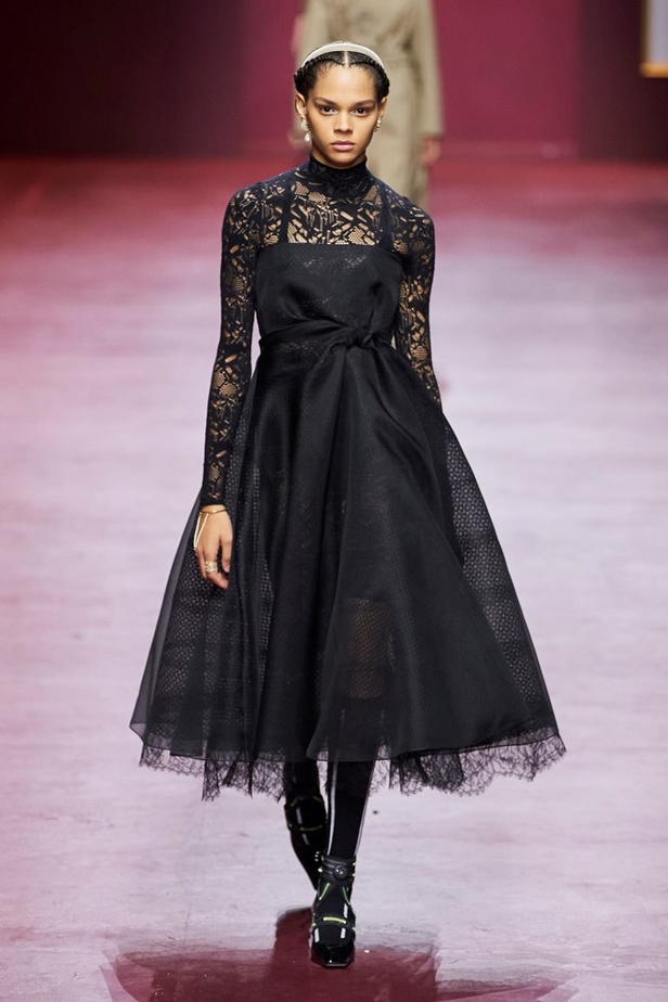 مجموعة Dior تجمع بين التقنيات العالية والتصاميم المميّزة بنظرة أنثوية