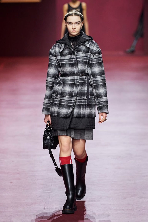 مجموعة Dior تجمع بين التقنيات العالية والتصاميم المميّزة بنظرة أنثوية