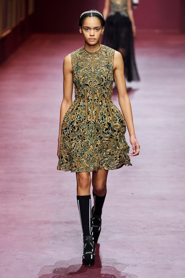 مجموعة Dior تجمع بين التقنيات العالية والتصاميم المميّزة بنظرة أنثوية