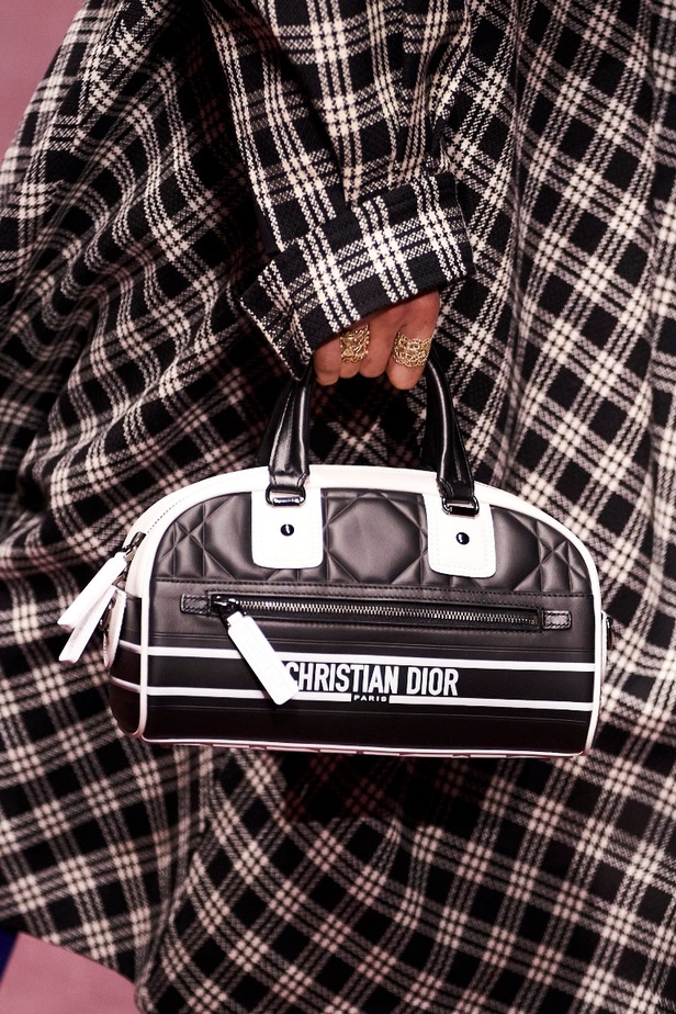 مجموعة Dior تجمع بين التقنيات العالية والتصاميم المميّزة بنظرة أنثوية