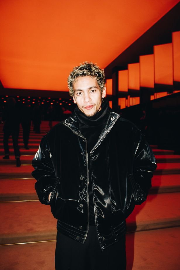 عرض أزياء Saint Laurent لشتاء 2022 بين كلاسيكية الألوان وجرأة الأقمشة  