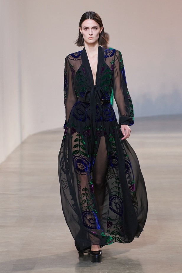 مجموعة إيلي صعب لخريف وشتاء 2022-2023