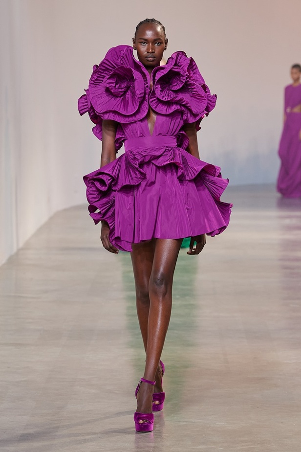 مجموعة إيلي صعب لخريف وشتاء 2022-2023