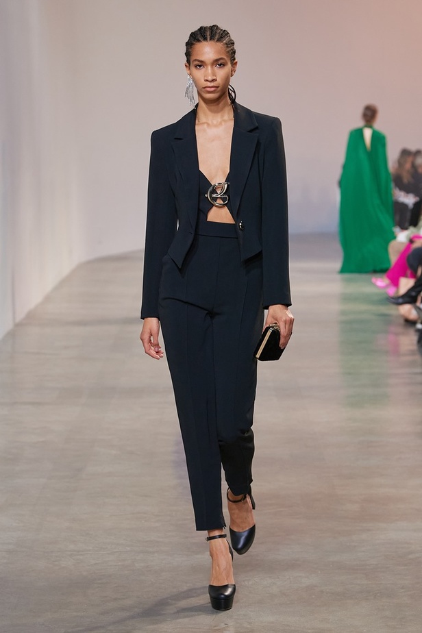 مجموعة إيلي صعب لخريف وشتاء 2022-2023