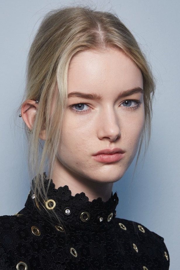 اطلالات جمالية في عرض أزياء مجموعة Elie Saab لموسم خريف وشتاء 2022 