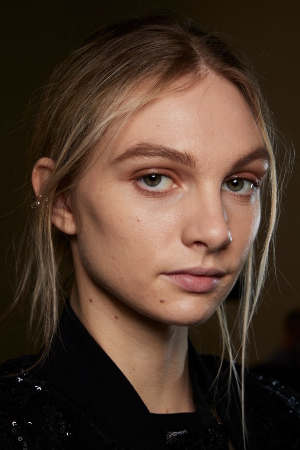 اطلالات جمالية في عرض أزياء مجموعة Elie Saab لموسم خريف وشتاء 2022 