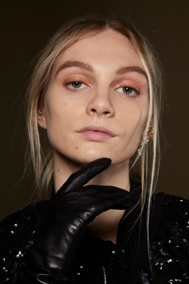 اطلالات جمالية في عرض أزياء مجموعة Elie Saab لموسم خريف وشتاء 2022 