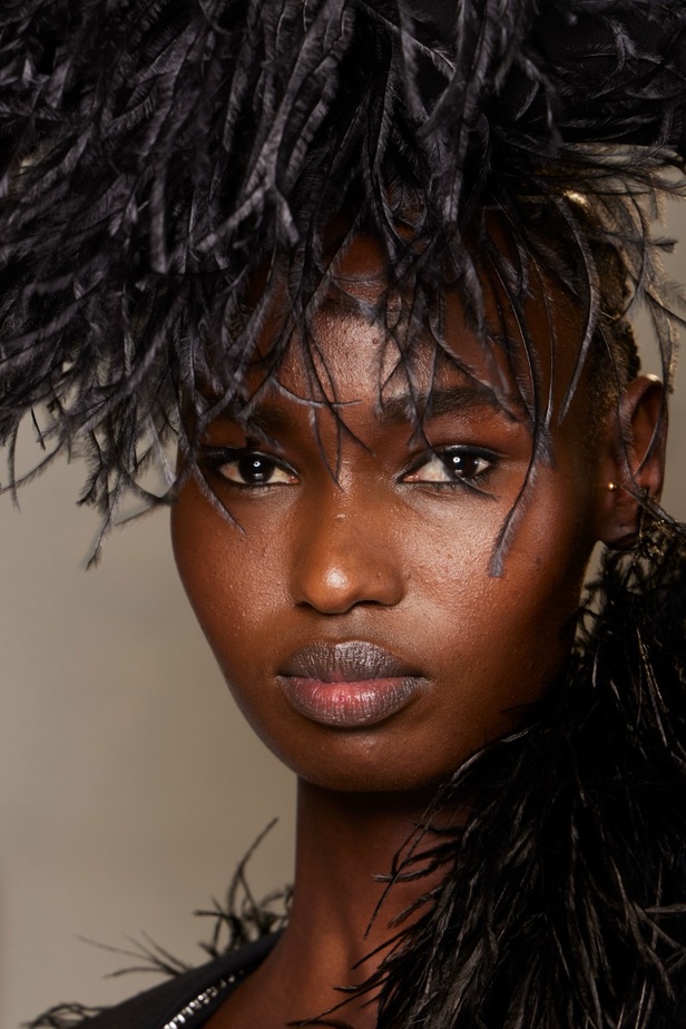 اطلالات جمالية في عرض أزياء مجموعة Elie Saab لموسم خريف وشتاء 2022 