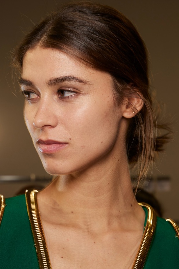 اطلالات جمالية في عرض أزياء مجموعة Elie Saab لموسم خريف وشتاء 2022 