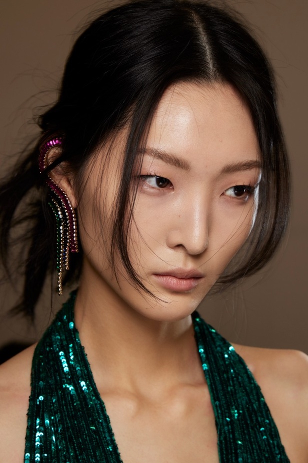 اطلالات جمالية في عرض أزياء مجموعة Elie Saab لموسم خريف وشتاء 2022 