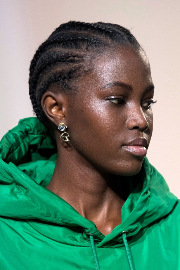 اطلالات جمالية في عرض أزياء مجموعة Elie Saab لموسم خريف وشتاء 2022 