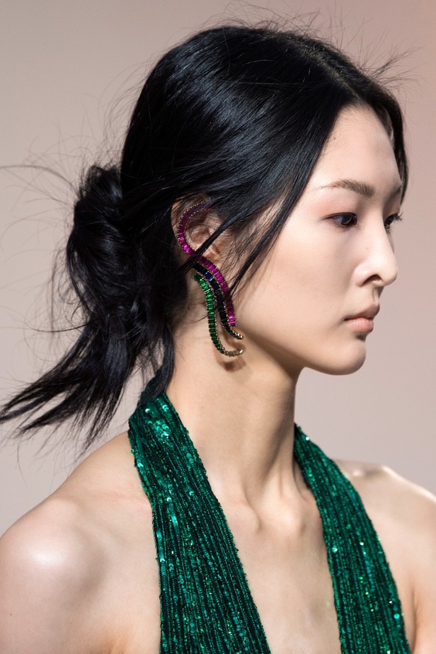 اطلالات جمالية في عرض أزياء مجموعة Elie Saab لموسم خريف وشتاء 2022 