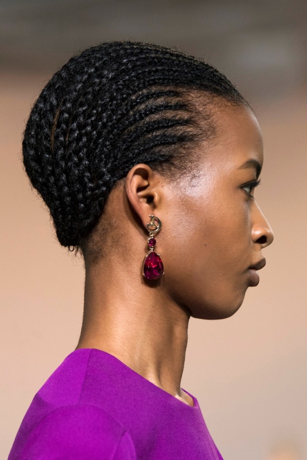 اطلالات جمالية في عرض أزياء مجموعة Elie Saab لموسم خريف وشتاء 2022 