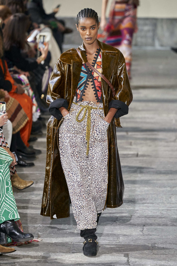 عرض أزياء مجموعة Etro لموسم خريف وشتاء 2022 في ميلانو