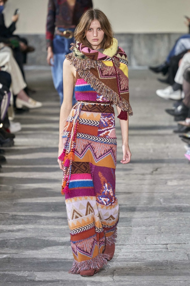 عرض أزياء مجموعة Etro لموسم خريف وشتاء 2022 في ميلانو