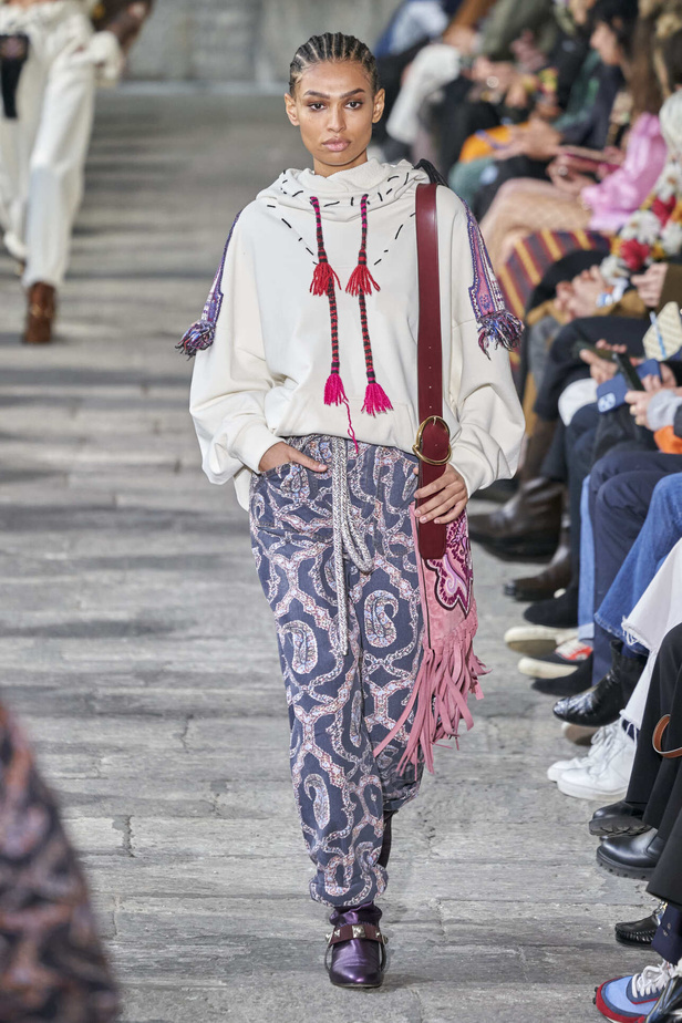 عرض أزياء مجموعة Etro لموسم خريف وشتاء 2022 في ميلانو