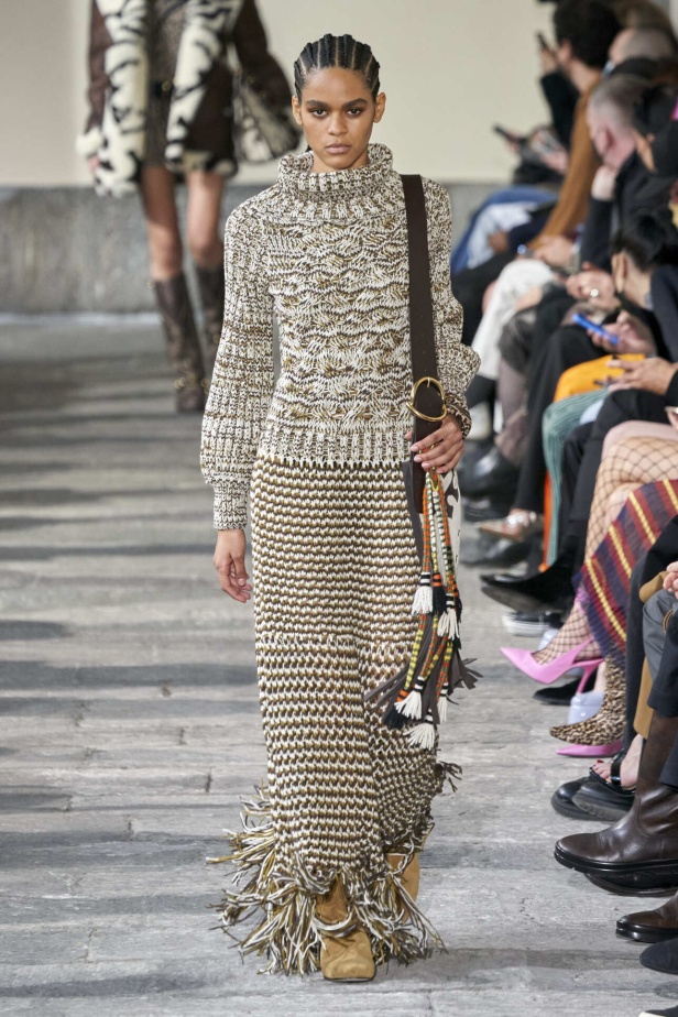 عرض أزياء مجموعة Etro لموسم خريف وشتاء 2022 في ميلانو