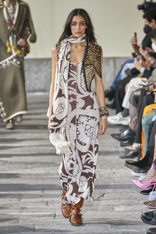 عرض أزياء مجموعة Etro لموسم خريف وشتاء 2022 في ميلانو
