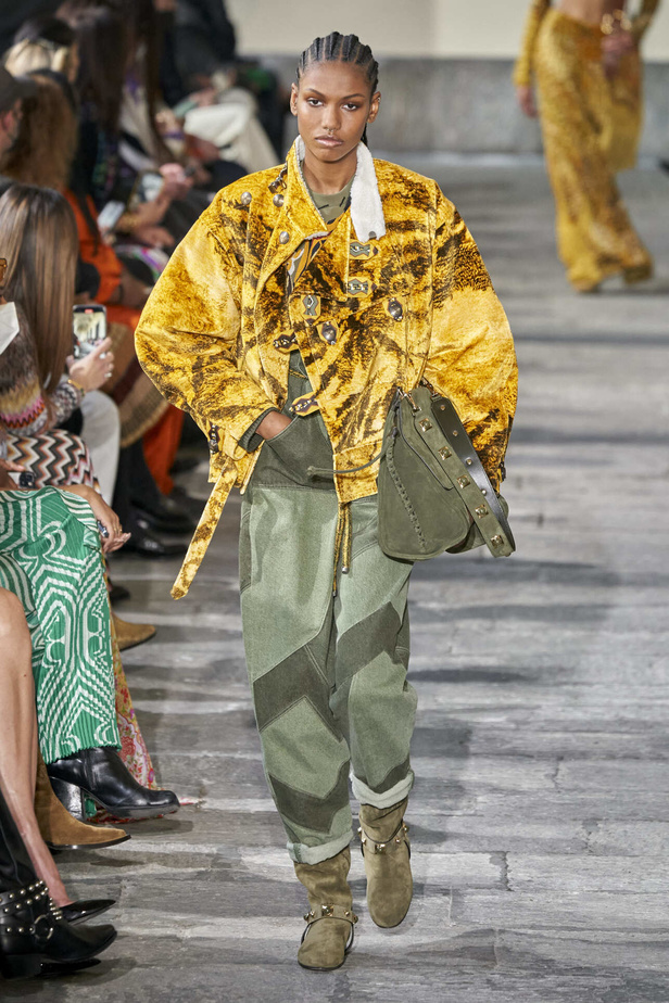 عرض أزياء مجموعة Etro لموسم خريف وشتاء 2022 في ميلانو