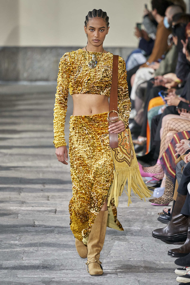 عرض أزياء مجموعة Etro لموسم خريف وشتاء 2022 في ميلانو