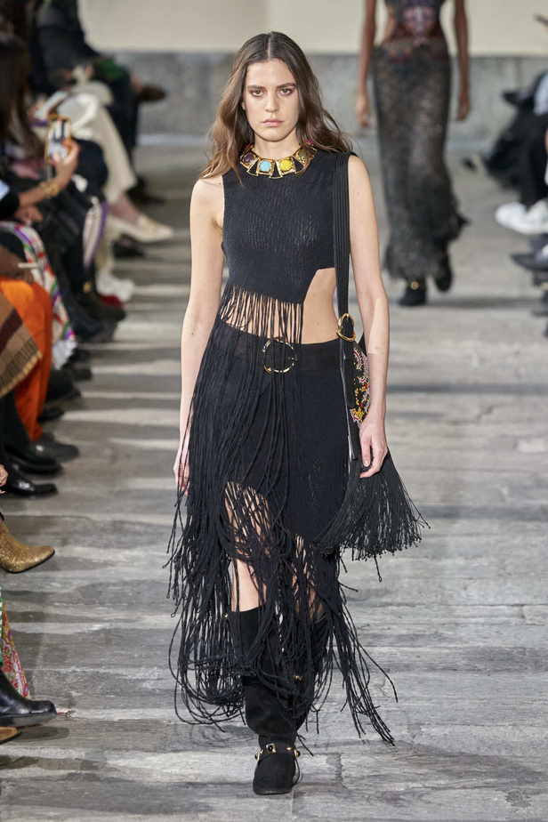 عرض أزياء مجموعة Etro لموسم خريف وشتاء 2022 في ميلانو