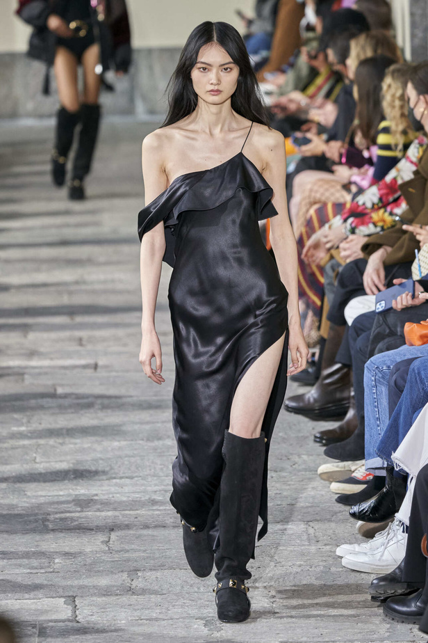 عرض أزياء مجموعة Etro لموسم خريف وشتاء 2022 في ميلانو