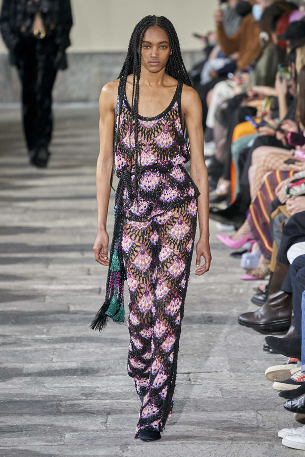 عرض أزياء مجموعة Etro لموسم خريف وشتاء 2022 في ميلانو